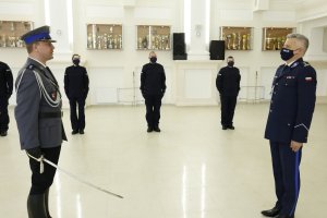 policjant składa meldunek komendantowi