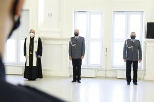 dwóch komendantów i kapelan na sali