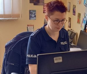 Policjantka na spotkaniu online z uczniami