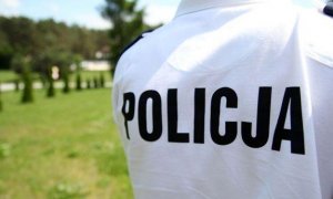 biała koszulka z napisem policja