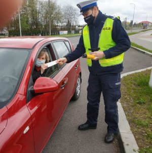policjant podczas kontroli samochodu