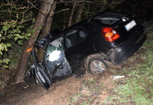 stojący w rowie, przy drzewie uszkodzony samochód marki Toyota