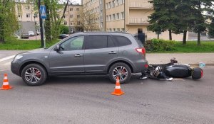 samochód Hyundai i przewrócony skuter
