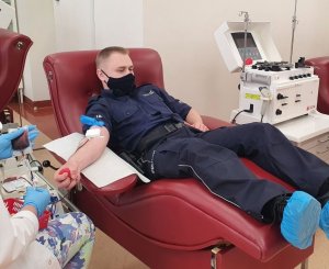 policjant oddaje krew