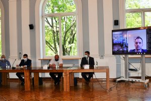 czterech mężczyzn przy stole, na ekranie wójt gminy Puławy