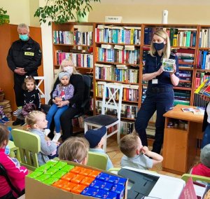 Dzieci z Dębowej Kłody na spotkaniu z policjantką w gminnej bibliotece.