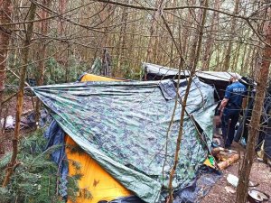 namiot w lesie stworzony przez 34-latka