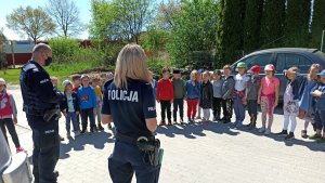grupa dzieci i policjanci