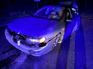 Zdjęcie uszkodzonego pojazdu na drodze w nocy