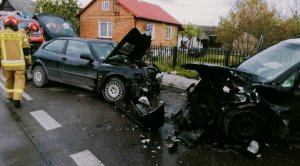wypadek z udziałem dwóch aut. Rozbite pojazdy
