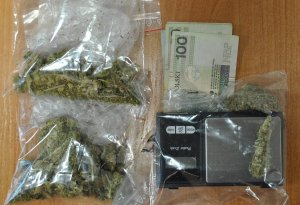 woreczki foliowe z marihuaną, elektroniczna waga i banknoty