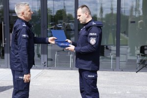 Komendant Wojewódzki Policji wręcza symboliczny klucz komendantowi pierwszego komisariatu młodszemu inspektorowi Marcinowi Poziomkowskiemu.