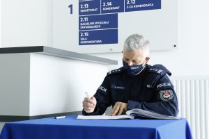 Komendant Wojewódzki Policji w Lublinie dokonuje wpisu w księdze pamięci.