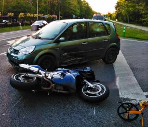 rozbity motocykli i pojazd