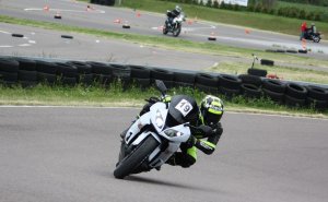 motocyklista podczas jazdy na torze