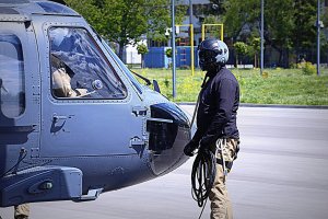 Pilot policyjnego Black Hawk przygotowuje maszynę do startu.