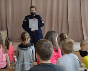 policjantka na spotkaniu z dziećmi w szkole