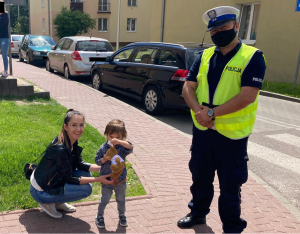 policjant dziecko i kobieta