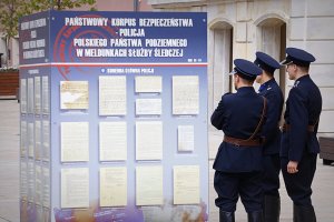 policjanci oglądają wystawę