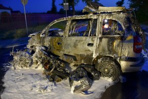 Zdjęcie spalonego samochodu i motocykla