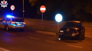 radiowóz na drodze i uszkodzony pojazd 19-latka