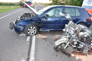 uszkodzony motocykl i samochód