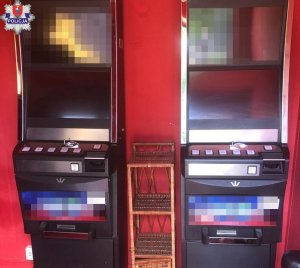 zabezpieczone przez funkcjonariuszy automaty do gier hazardowych