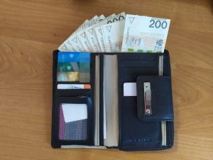 otwarty portfel, widoczne karty kredytowe i pieniądze