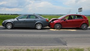 rozbite samochody na miejscu wypadku