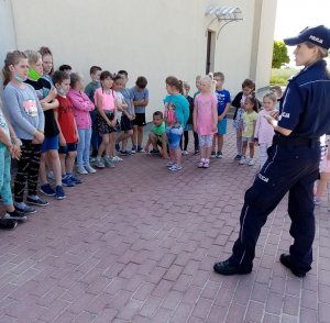 Policjantka z uczniami