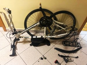 zdjęcie przedstawia rower skradziony i rozłożony już na częsci