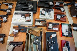 zabezpieczone jednostki broni palnej leżące na stole