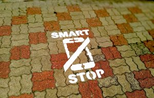 napis smart stop i przekreślony telefon komórkowy