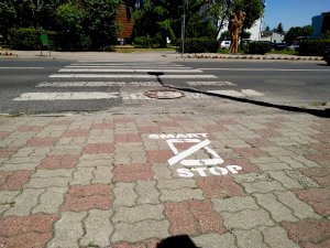 piktogram namalowany przed przejściem dla pieszych