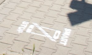 piktogram na chodniku. Przekreślony smartfon