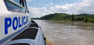 napis policja na łodzi