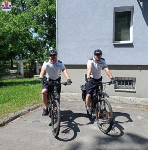 policjanci na rowerach na służbie
