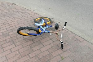 leżący rowerek na chodniku