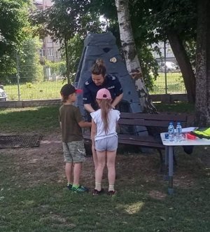 dziecina podczas spotkania z policjantką