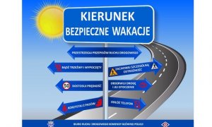 Grafika z drogą i słońcem na niebieskim tle, na pierwszym planie znak z napisem "Kierunek bezpieczne wakacje" poniżej strzałki z napisami: Przestrzegaj przepisów ruchu drogowego, Bądź trzeźwy i wypoczęty, Zachowaj szczególną ostrożność, Dostosuj prędkość, Obserwuj drogę i jej otoczenie, Korzystaj z pasów, Odłóż telefon. Na dole grafiki napis Biuro Ruchu Drogowego Komendy Głównej Policji.