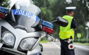policyjny motocykl i policjant