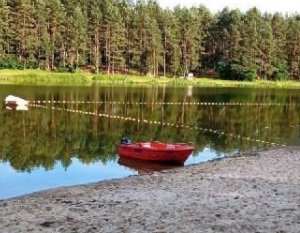 staw i czerwona łódka na brzegu