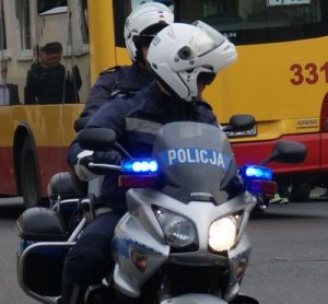 policjanci na motocyklu