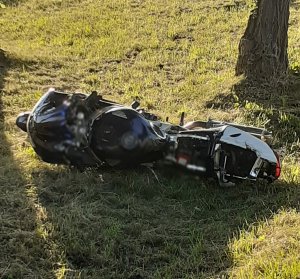 motocykl po wypadku leży na trawie w rowie