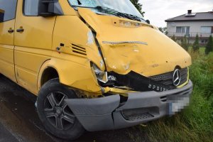 żółty bus po wypadku drogowym z uszkodzonym przodem