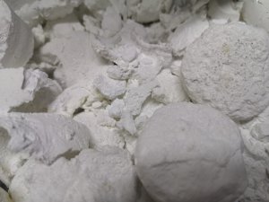 biała zbrylona substancja narkotyczna