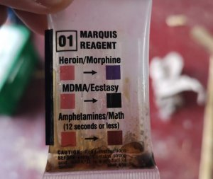 woreczek z testerem narkotykowym trzymany w ręku policjanta