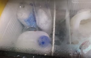 zamrażarka z pojemnikami z zawartością narkotyków