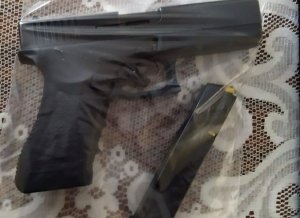 broń palna z magazynkiem na stole