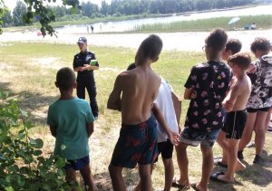 policjantka z dziećmi nad jeziorem